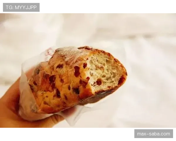 哈兰德随手买件外套的钱，我上个月连面包都要算着吃